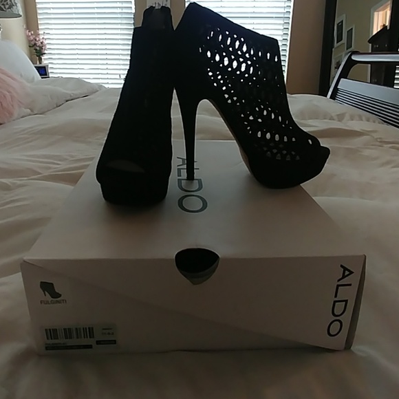 Stunning black Aldo booties - Picture 1 of 4